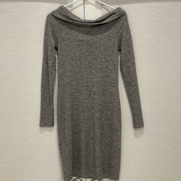 EXPRESS! OFF THE SHOULDER LONG SLEEVE DRESS! SIZE: Small! - Picture 5 of 6